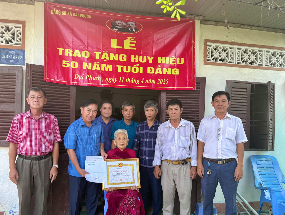 Lễ trao tặng Huy hiệu 50 năm tuổi Đảng trước thời hạn cho đồng chí Phan Thị Chiếu - Đảng viên chi bộ ấp Phước Lý, xã Đại Phước 